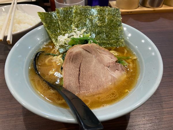 「ラーメン850円＋ライス100円」@横浜家系らーめん侍 渋谷本店の写真