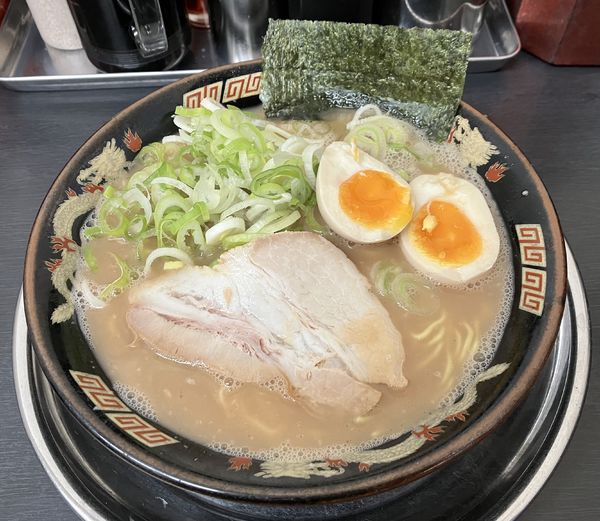 「とんこつ半熟煮玉子ラーメン」@風来軒 延岡店の写真