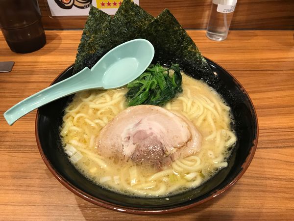 「家系ラーメン 醤油」@横浜家系ラーメン 壱角家 渋谷道玄坂店の写真