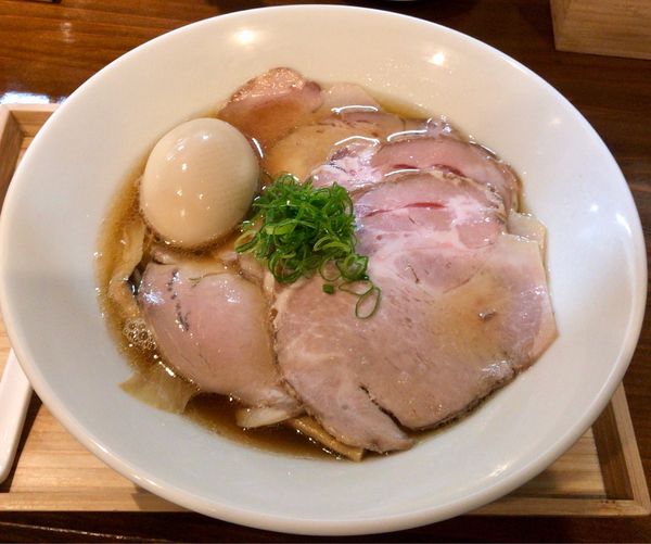 「特製煮干し醤油らぁ麺（1050円）」@らぁ麺すずむしの写真