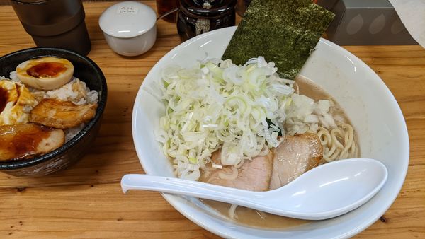 「濃厚魚介醤油ラーメン」@濃厚鶏らーめん 106の写真