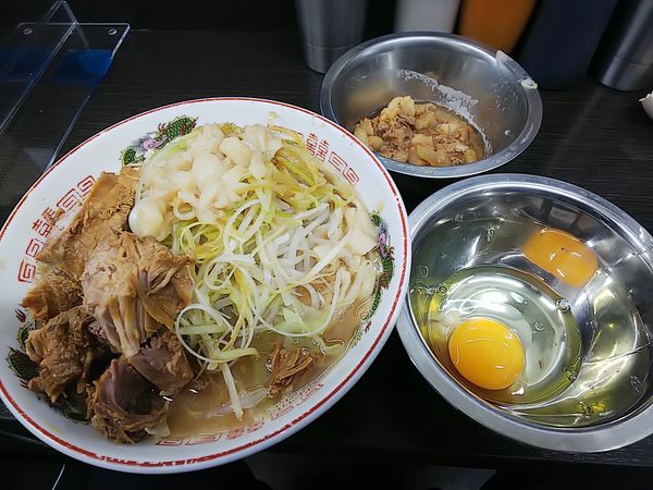 「ラーメン少なめ 味ネギ 別皿アブラ 生卵」@ラーメン二郎 川越店の写真