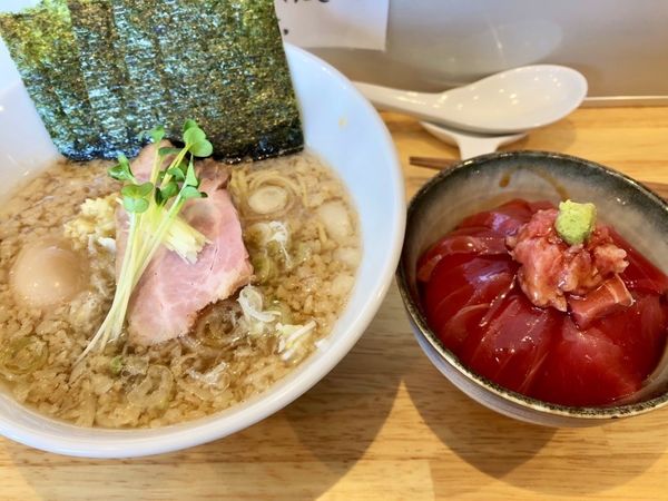 「背脂煮干し中華そば 950円 ＋ 魚ごはん 450円」@中華そば ひしおの写真