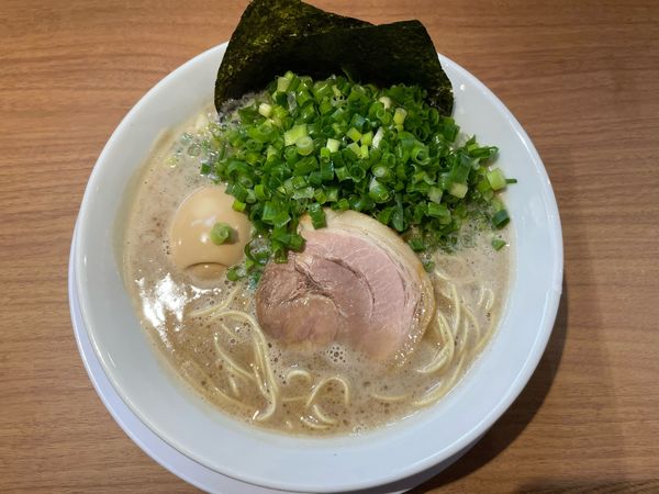「ねぎラーメン(¥930)味玉(¥100)」@釜焚きとんこつ がっとん 東京ラーメン横丁店の写真
