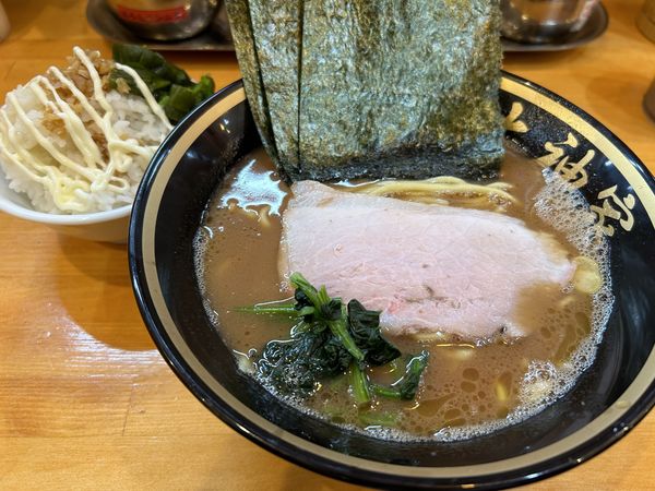 「ラーメン（並）750円＋ライス（無料）」@横浜家系ラーメン 大神家の写真