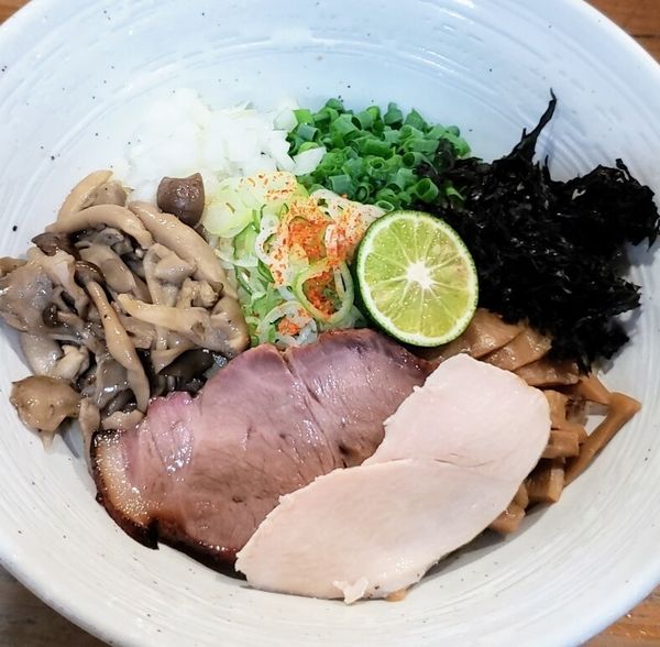 「【本店秋季限定】秋刀魚香る 秋のまぜそば（追い飯付）￥９５０」@麺屋 むじゃきの写真