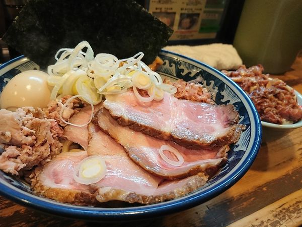 「全部のせ油そば 牛すじ丼」@兎に角 松戸店の写真