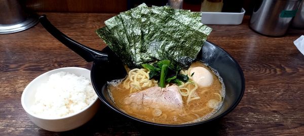 「味玉らーめん。海苔４枚(固め、多め)無料ライス×2」@らーめん 吟太の写真