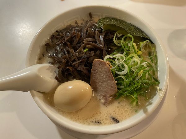 「きくらげラーメン（味玉）」@博多天神 新宿東口駅前店の写真
