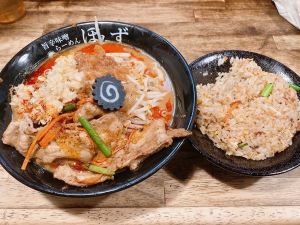 「らーめん 小 900円 + サービスチャーハン」@旨辛味噌らーめん ぼんずの写真