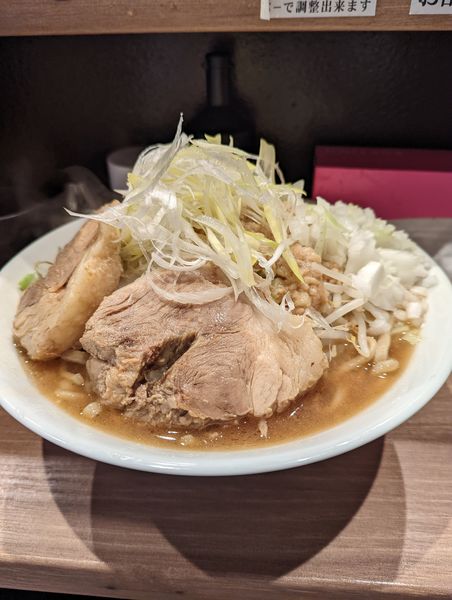「国産豚大ラーメン(600g)+豚増し1枚(クーポン)+🧅」@豚仙人 鶴見店の写真