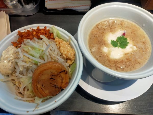 「シュクメルリ二郎系つけ麺」@らーめん 三極志の写真