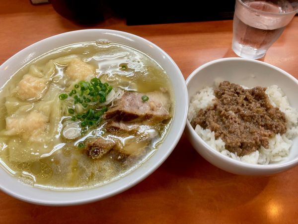 「海老ワンタンメン 950円 ＋ 生姜丼 100円」@日陰の写真