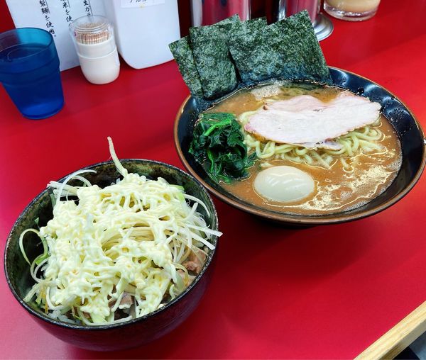 「家系味噌 中「麺硬め油少なめ」＋半熟味玉＋窯焼きネギチャー丼」@横浜ラーメン 相馬家の写真