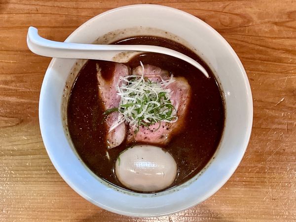 「サッポロ赤星→ 源玄ブラックSoba＋味玉＋和え玉ブラック」@麺処 源玄の写真