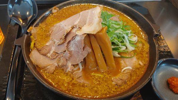「黒コク味噌ラーメン　チャーシュートッピング」@麺屋 蔵人 松本和田店の写真