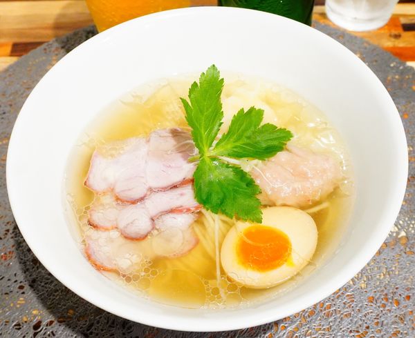 「肉１エビ１ワンタンラァ麺＋アルコール」@麺屋おやゆびの写真