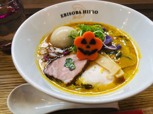 「ハロウィン限定麺「Jack-o'-Lantam」+味玉」@えびそば 緋彩の写真