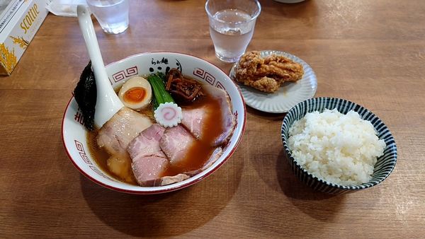 「鶏ガラ中華＋レアチャーシュー＋唐揚げ」@らぁ麺 ここんの写真