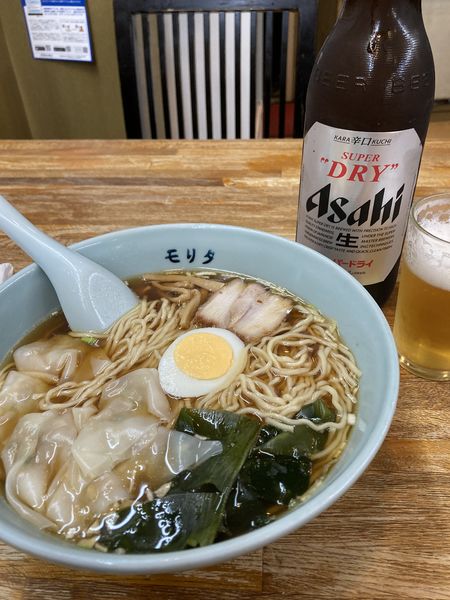 「ワンタンメンとビール」@中華モリタの写真