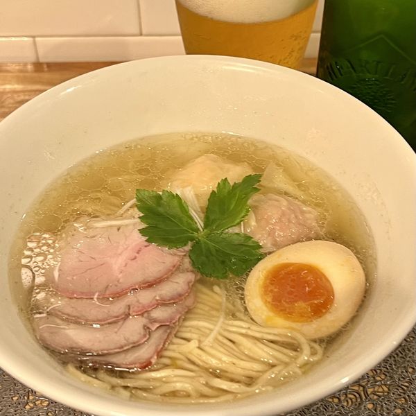 「しお山椒 肉１エビ１ワンタンラァ麺＋アルコール」@麺屋おやゆびの写真