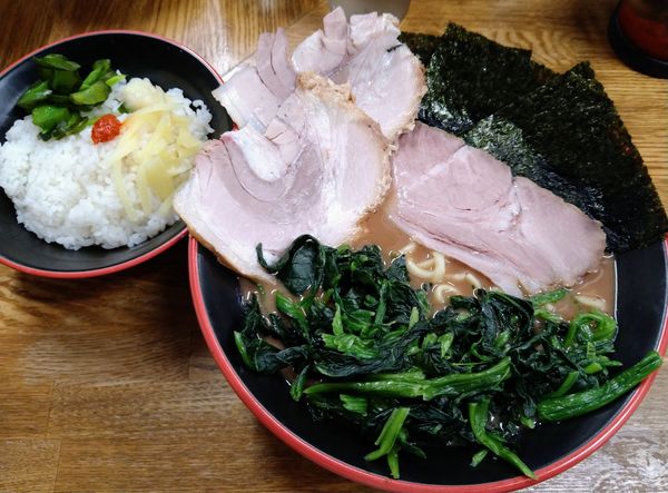 「ラーメン￥780＋ほうれん草￥100＋豚バラ￥50×2」@麺家 紫極の写真