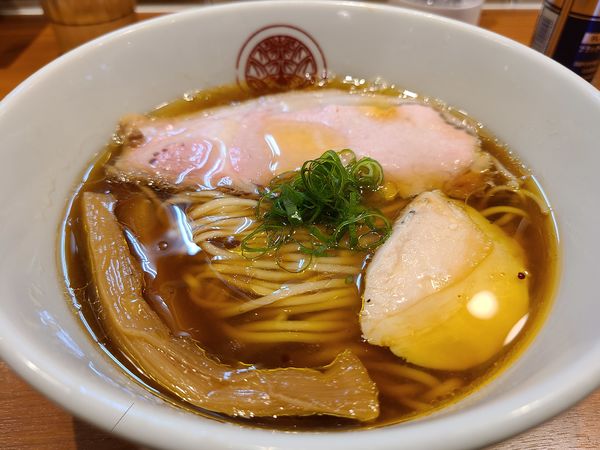 「鶏醤油らぁ麺大盛り(1100円)」@らぁ麺 とうひちの写真