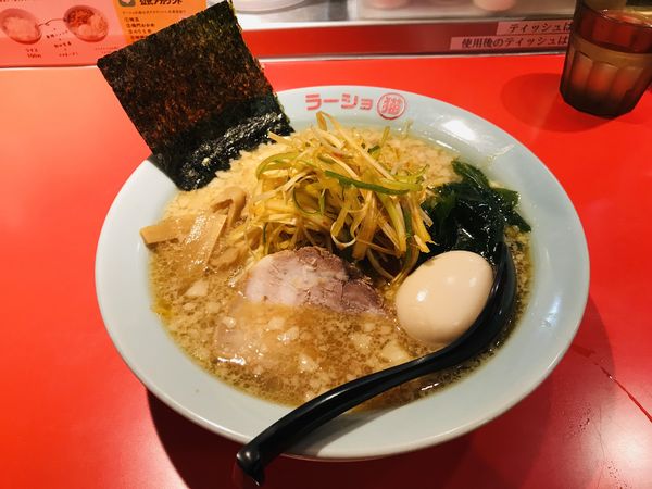 「辛ネギラーメン（赤）醤油 980円 ＋クーポン味玉」@ラーショ マルミャーの写真