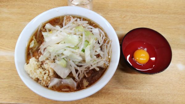 「ラーメン(麺少なめ)＋生卵」@ラーメン二郎 環七新新代田店の写真