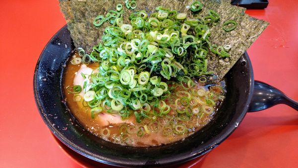 「ラーメン(味濃いめ･麺硬め)+海苔･九条ねぎ」@環2家の写真