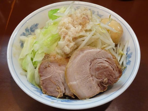 「らーめん（900円）＋味付玉子（100円）野菜多め背脂」@らーめん陸の写真