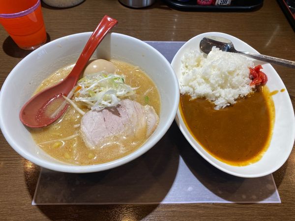 「ランチＢ（なまら味噌ラーメン＋カレー）８５０円＋味玉５０円」@北海道らーめん なまら 阿見店の写真