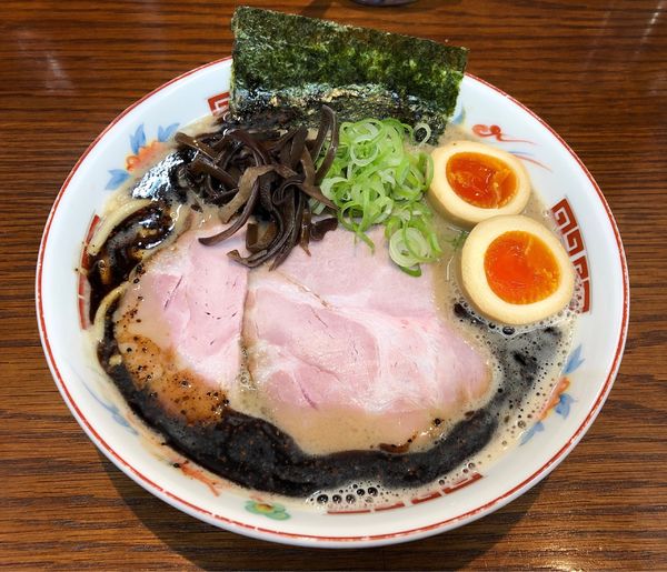 「濃厚ラーメン【黒】＋味玉」@ラーメンかなやの写真