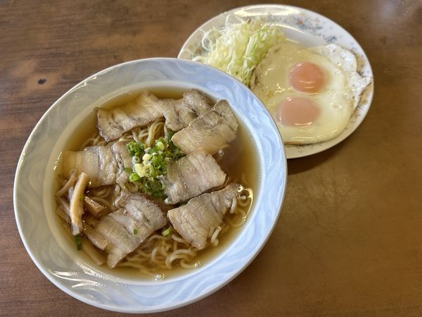 「焼豚ラーメン600円+目玉焼250円+小ライス150円」@丸清の写真