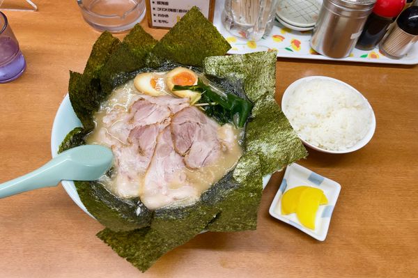「ネギチャーシューメン 薄めver. with味玉／板海苔 & ラ」@ラーメンショップ なまず峠店の写真