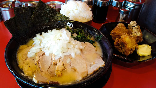 「並ラーメン+チャーシュー増し+ほうれん草+唐揚げ3個　他」@横浜家系ラーメン 瑞穂 大和家の写真