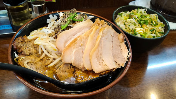 「限定/大山家ブラック ザ･ワイルド+豚増し+ネギめし　他」@ラーメン 大山家 昭島店の写真