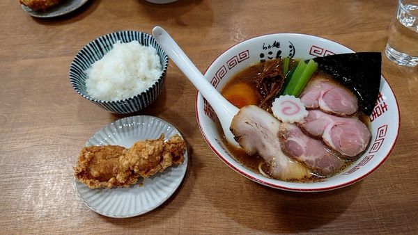 「鶏ガラ中華＋レアチャーシュー＋唐揚げ＋ライス」@らぁ麺 ここんの写真