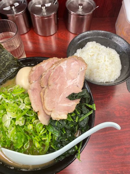 「菊名盛＋トッピング九条ネギ＋無料ライス中」@横浜ラーメン武蔵家 菊名店の写真