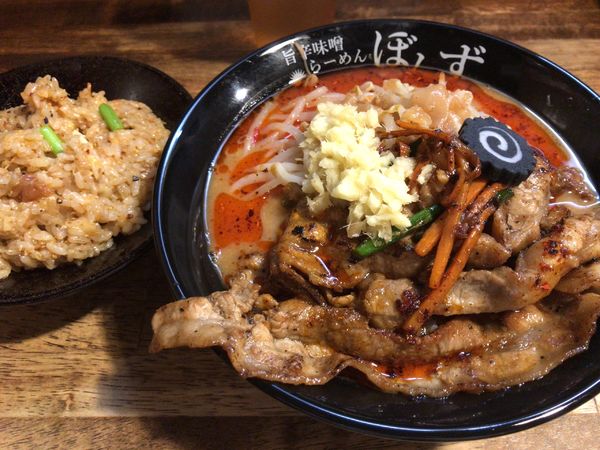 「らーめん 小(ショウガ、ミソアブラ)+無料チャーハン 900円」@旨辛味噌らーめん ぼんずの写真