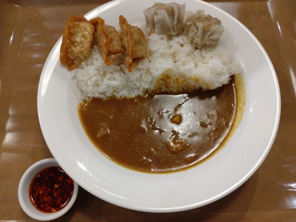 「（期間限定）揚げ生姜餃子とシュウマイのカレー　７８０円」@カレーショップC＆C 大手町メトロピア店の写真
