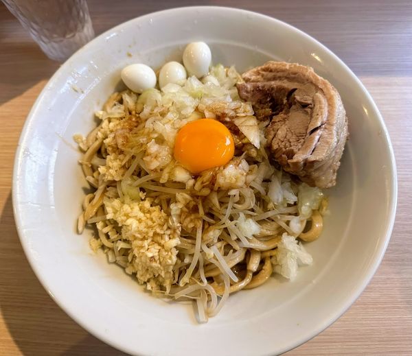 「汁なし（300g）+うずら（3個）+タマネギ（きざみ）」@麺屋 味方の写真