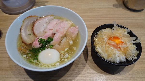 「しお全部のせ（1,300円）＋漬け玉子ごはん（350円）」@しおらーめん進化 2ndの写真