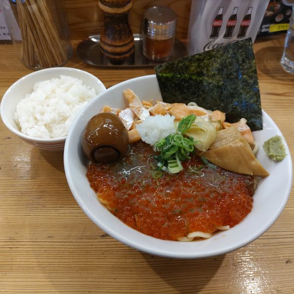 「サーモン親子(冷し中華)·ライス」@らーめん いつ樹 本店の写真