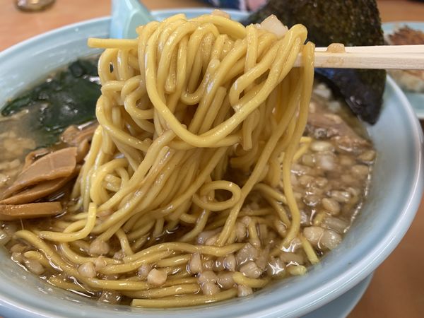 「プレミアム醤油とんこつ 大盛り 背脂」@ラーメン山岡家 佐野店の写真