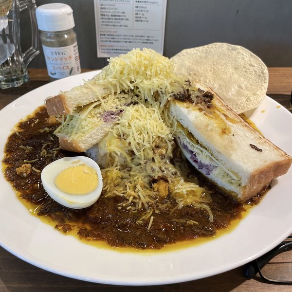 「ボンベイサンド®︎チーズチリー＋キーマカレー」@ゴーダカフェの写真
