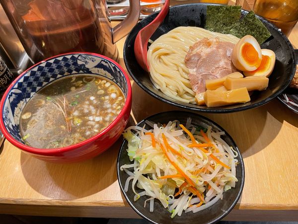 「特濃煮干しつけ麺、三田盛り、野菜盛り」@つけ麺専門店 三田製麺所 梅田店の写真