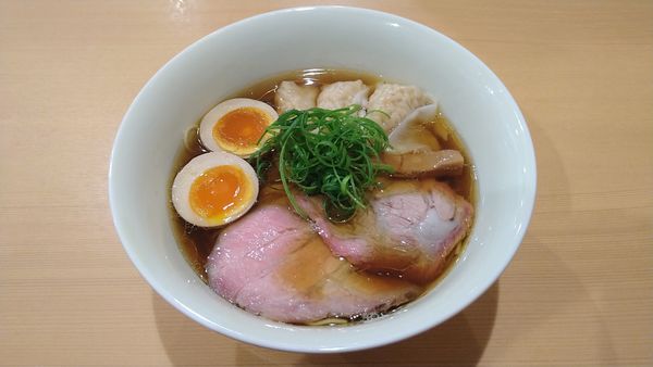 「わんたん醤油らぁめん¥1050+味玉クーポン無料」@らぁめん倉井の写真