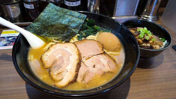 「味玉Ｗチャーシュー麺+特盛り+ミニ炙り叉焼飯+から揚げ3個」@おがわや 福生店の写真