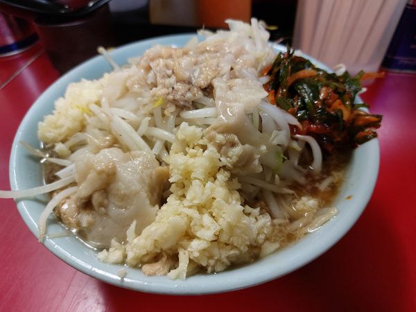 「小ラーメン豚2枚   ニラダレ  アブラ  ニンニク増し増し」@ラーメン二郎 中山駅前店の写真